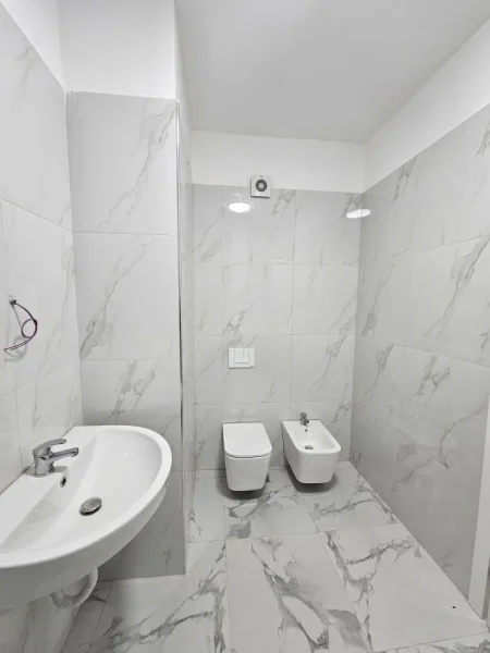 Tirane, jepet me qera ambjent biznesi , 60 m² 600 € (Zogu i zi)