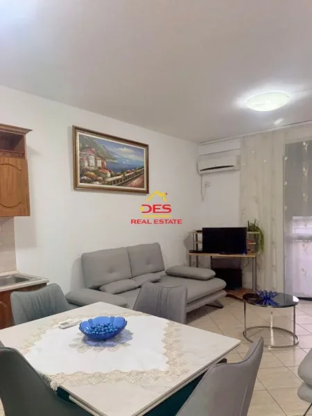 Vlore, jepet me qera apartament 2+1+Ballkon , 120 m² 600 € (Rruga Çamëria)