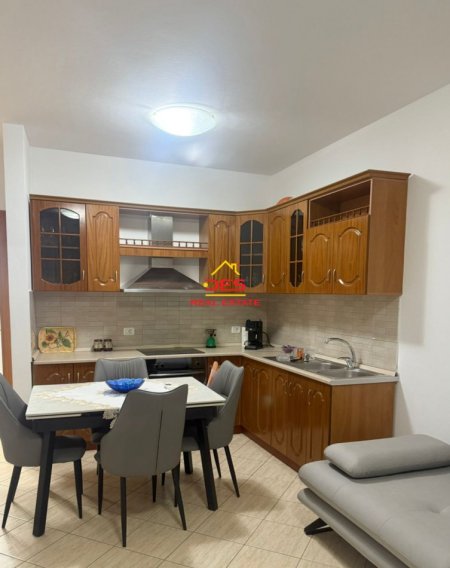 Vlore, jepet me qera apartament 2+1+Ballkon , 120 m² 600 € (Rruga Çamëria)