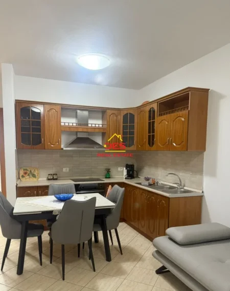 Vlore, jepet me qera apartament 2+1+Ballkon , 120 m² 600 € (Rruga Çamëria)