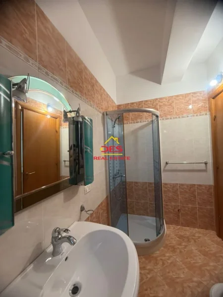 Vlore, jepet me qera apartament 2+1+Ballkon , 120 m² 600 € (Rruga Çamëria)