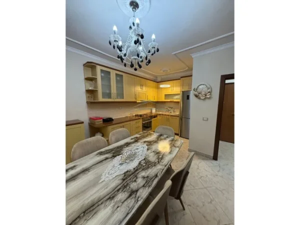 Tirane, shitet apartament 2+1 Kati 6, 175.000 m² 175.000 € (Rruga Odhise Paskali)
