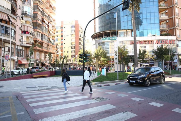 Tirane, jepet me qera ambjent biznesi Kati 9, 241 m² 2.400 € (Selvia)