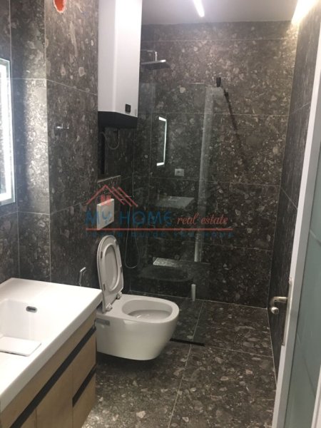 Tirane, jepet me qera apartament 1+1+Ballkon Kati 4, 65 m² 600 € (Robert Shvarc)