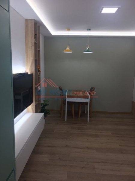 Tirane, jepet me qera apartament 1+1+Ballkon Kati 4, 65 m² 600 € (Robert Shvarc)