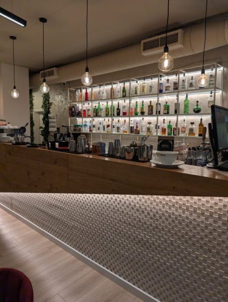 Tirane, shitet bar-kafe , 176 m² (Pallati me Shigjeta)