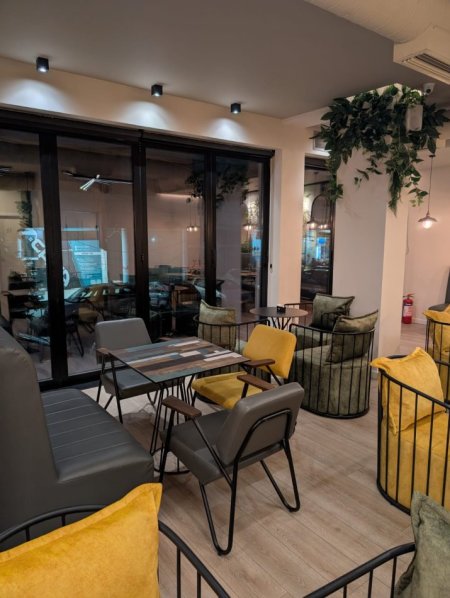 Tirane, shitet bar-kafe , 176 m² (Pallati me Shigjeta)