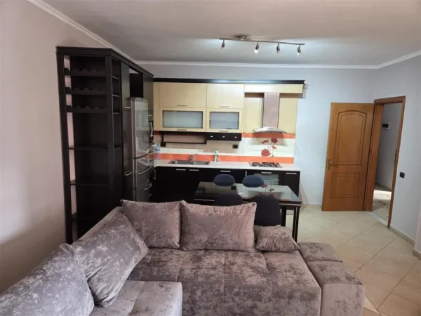 Tirane, jepet me qera apartament 2+1 Kati 6, 106 m² 700 € (selvia)