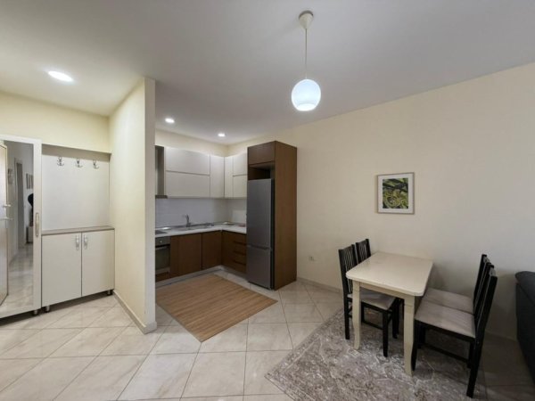 Tirane, jepet me qera apartament 1+1 Kati 8, 78 m² 450 € (VILA L)
