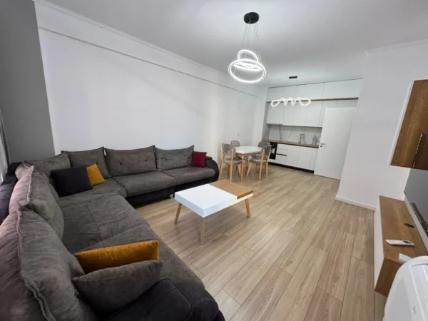 Tirane, jepet me qera apartament 1+1 Kati 5, 70 m² 
