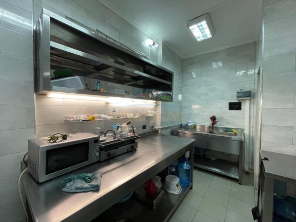 Tirane, jepet me qera ambjent biznesi Kati 0, 26 m² 450 € 