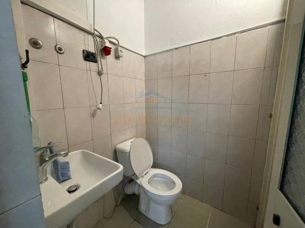 Tirane, jepet me qera ambjent biznesi Kati 0, 26 m² 450 € 