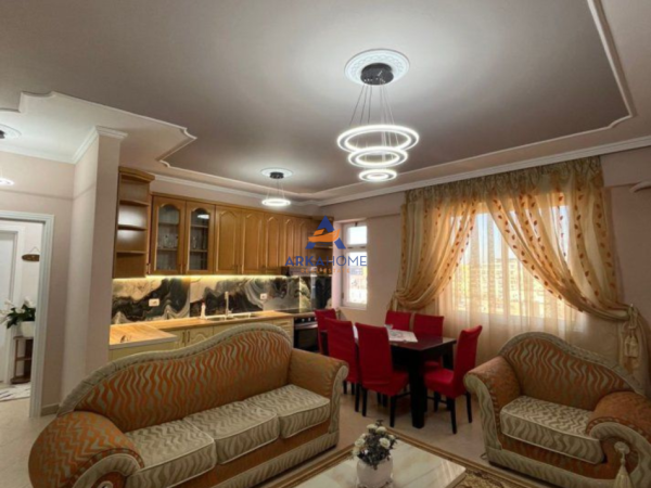 Tirane, jepet me qera apartament 2+1+Ballkon Kati 8, 110 m² 677 € 