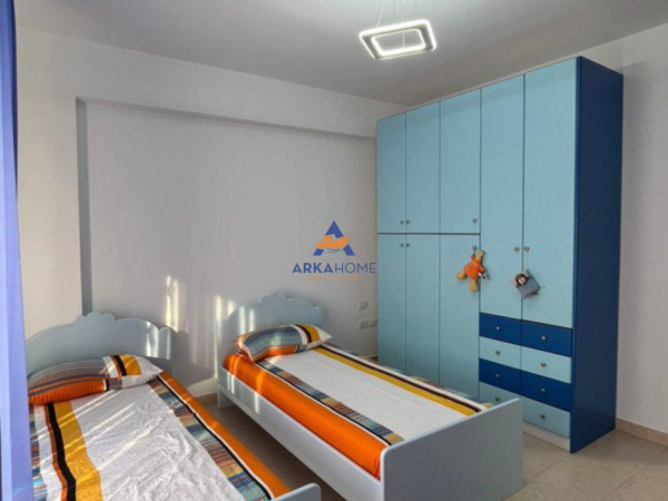 Tirane, jepet me qera apartament 2+1+Ballkon Kati 8, 110 m² 677 € 