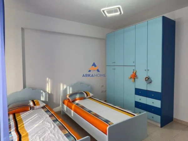 Tirane, jepet me qera apartament 2+1+Ballkon Kati 8, 110 m² 677 € 