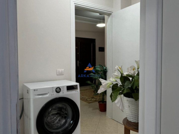 Tirane, jepet me qera apartament 2+1+Ballkon Kati 8, 110 m² 677 € 