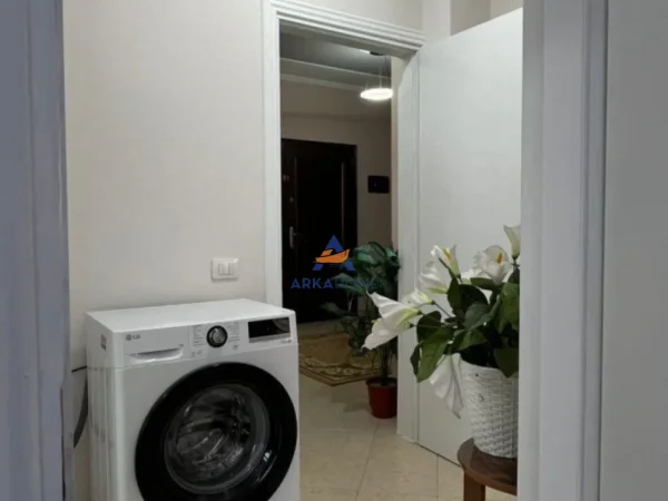 Tirane, jepet me qera apartament 2+1+Ballkon Kati 8, 110 m² 677 € 