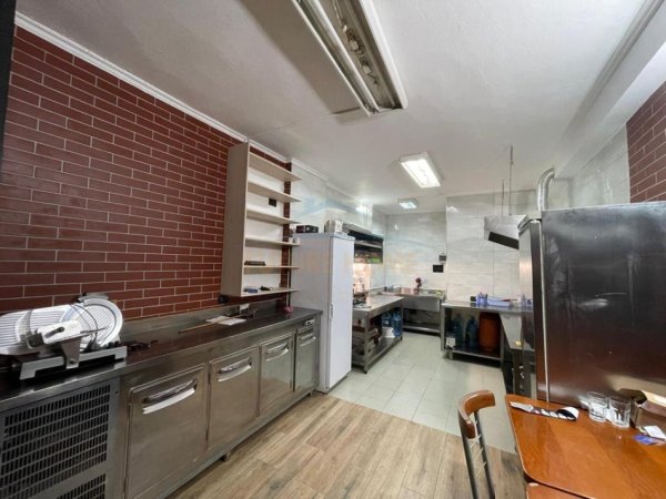 Tirane, jepet me qera ambjent biznesi Kati 0, 26 m² 450 € (Komuna e Parisit)