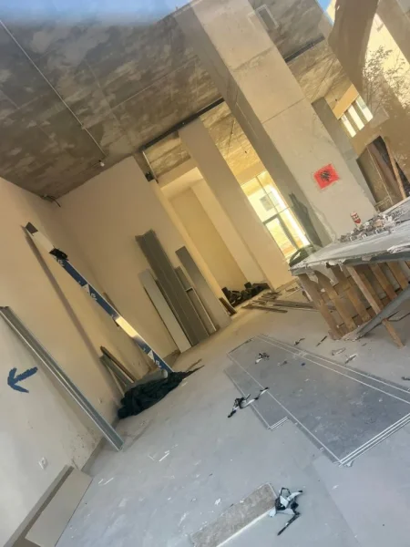 Tirane, jepet me qera dyqan Kati 0, 200 m² 5.500 € (QENDER)