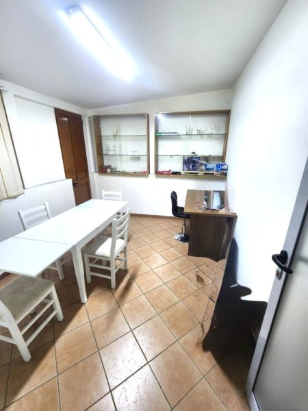 Tirane, jepet me qera zyre , 120 m² 800 € 