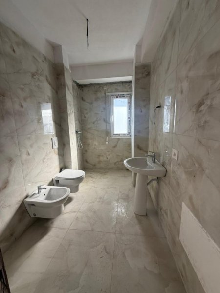 Tirane, shitet apartament 2+1 , 111 m² 100.000 € (Kamez)