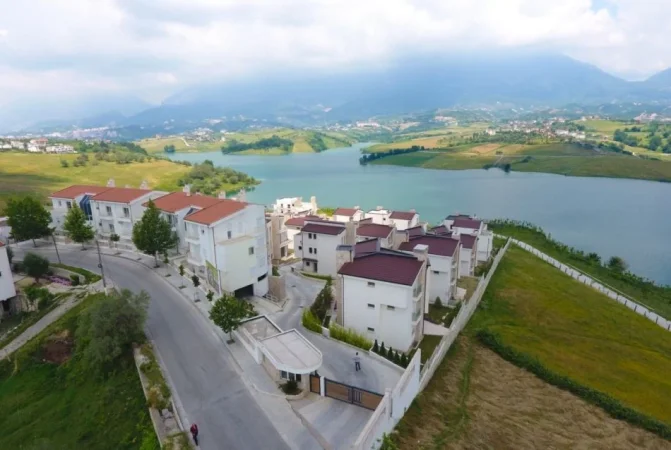 Tirane, shitet Vile 3+1 Kati 0, 242 m² 493.965 € (Rruga Farke)