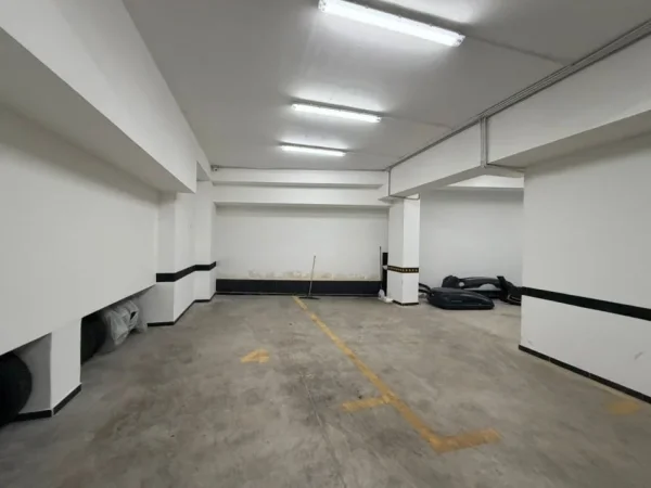 Jepet me qira ambient biznesi – 250 m² – pranë Prokurorisë, Tiranë