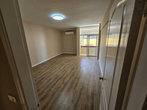 Tirane, jepet me qera zyre Kati 4, 130 m² 1.000 € (QENDER)