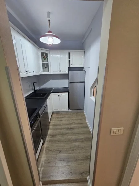 Tirane, jepet me qera zyre Kati 4, 130 m² 1.000 € (QENDER)
