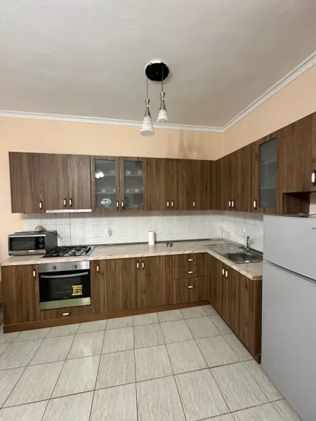 Durres, jepet me qera apartament 2+1+Ballkon Kati 2, 107 m² 400 € (Rruga Hysen Myshketa)