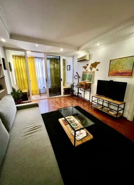 Tirane, jepet me qera apartament 1+1 Kati 3, 64 m² 700 € (Qender)