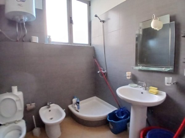 Tirane, jepet me qera apartament 2+1+Ballkon Kati 2, 80 m² 500 € 