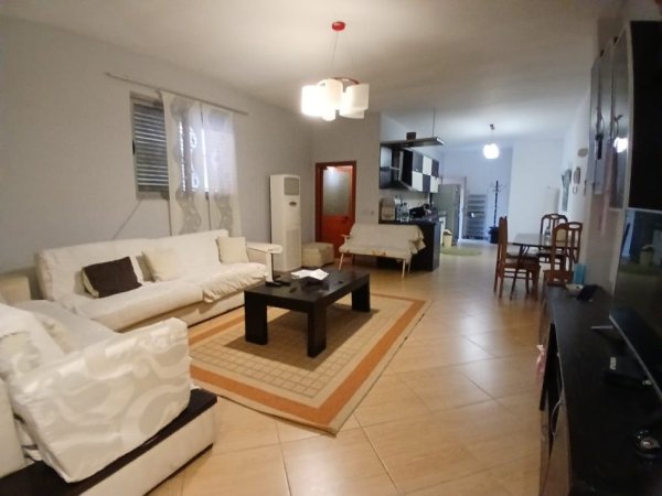 Tirane, jepet me qera apartament 2+1+Ballkon Kati 2, 80 m² 500 € 