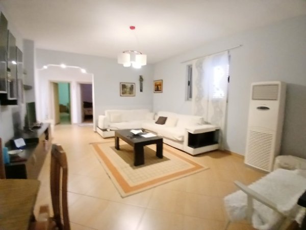 Tirane, jepet me qera apartament 2+1+Ballkon Kati 2, 80 m² 500 € 