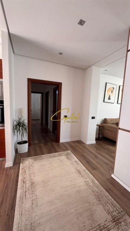 Tirane, jepet me qera apartament 3+1 Kati 6, 167 m² 650 € (FRESKU)