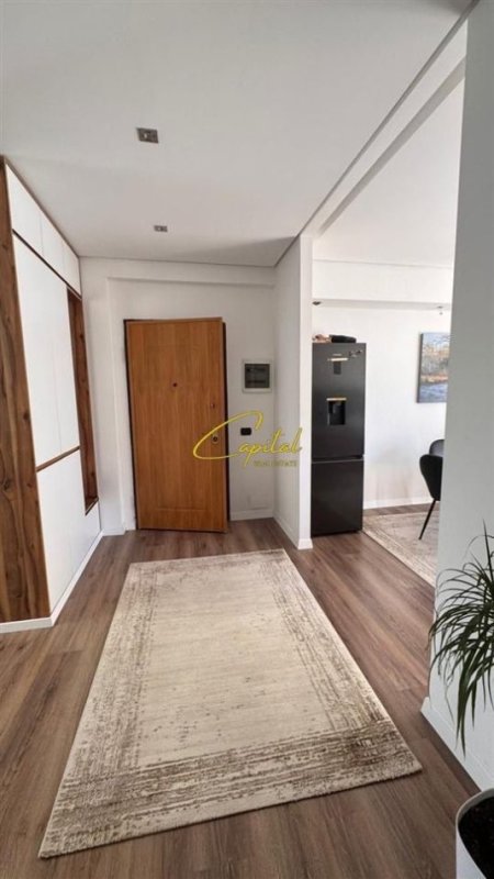 Tirane, jepet me qera apartament 3+1 Kati 6, 167 m² 650 € (FRESKU)