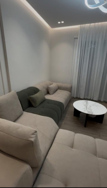 Tirane, jepet me qera apartament 2+1 Kati 1, 95 m² 1.100 € (Teg)