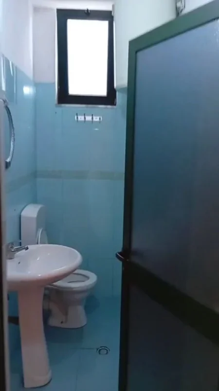 Tirane, jepet me qera apartament 1+1 Kati 1, 65 m² 350 € (Rruga 5 Maj)