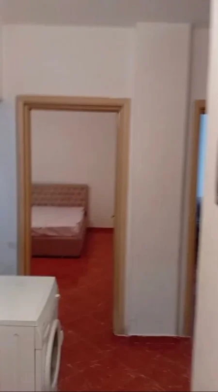 Tirane, jepet me qera apartament 1+1 Kati 1, 65 m² 350 € (Rruga 5 Maj)