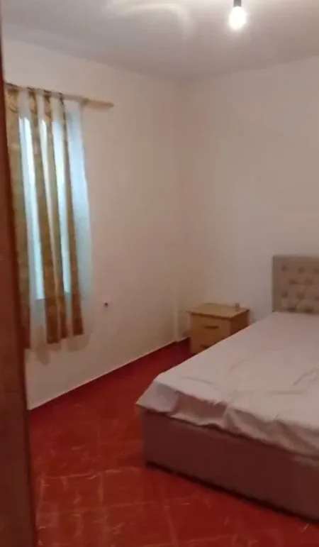 Tirane, jepet me qera apartament 1+1 Kati 1, 65 m² 350 € (Rruga 5 Maj)