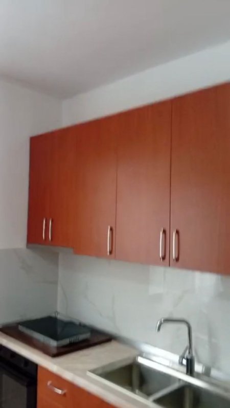 Tirane, jepet me qera apartament 1+1 Kati 1, 65 m² 350 € (Rruga 5 Maj)