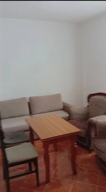 Tirane, jepet me qera apartament 1+1 Kati 1, 65 m² 350 € (Rruga 5 Maj)