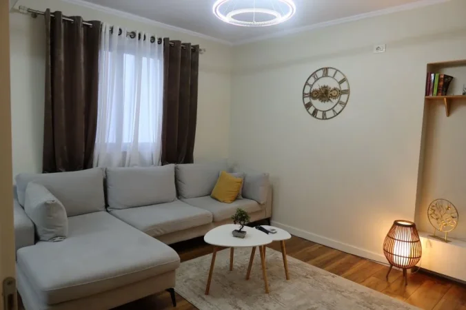 Tirane, jepet me qera apartament 2+1 Kati 4, 80 m² 700 €