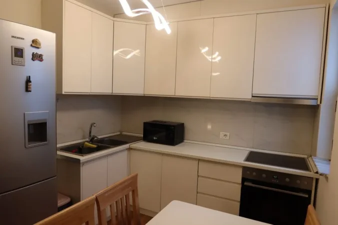 Tirane, jepet me qera apartament 2+1 Kati 4, 80 m² 700 €