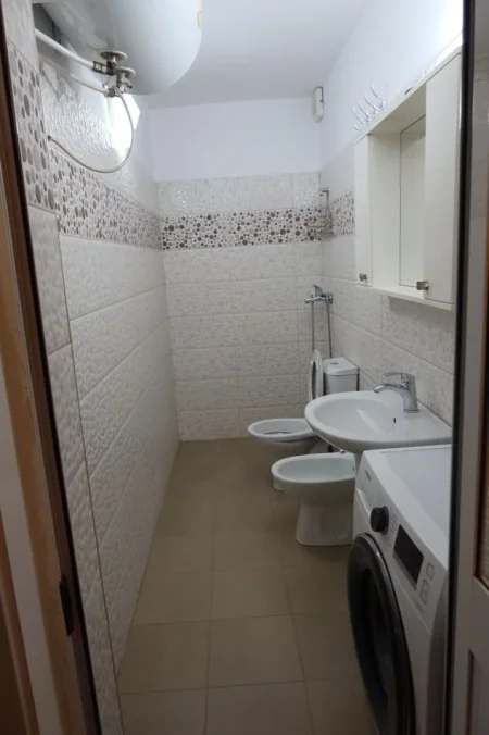 Tirane, jepet me qera apartament 2+1 Kati 4, 80 m² 700 €