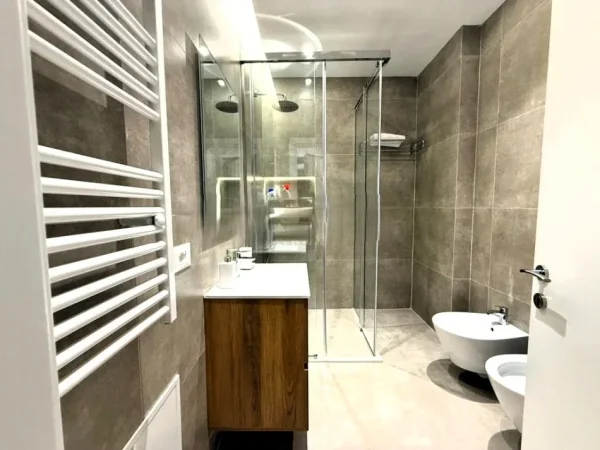 Tirane, jepet me qera apartament 1+1 Kati 4, 75 m² 750 € (pazari i ri)