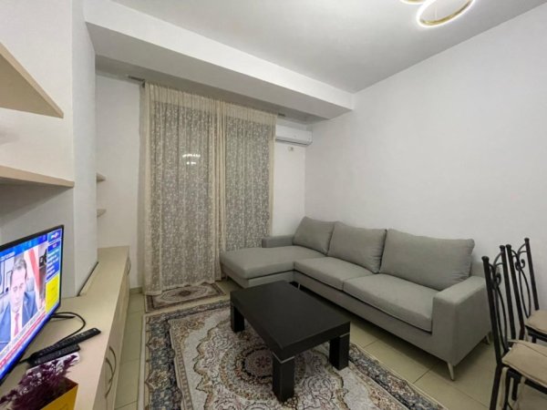 Tirane, jepet me qera apartament 1+1 Kati 4, 64 m² 450 € (Prane Hotel Marinaj.)