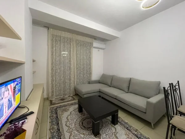 Tirane, jepet me qera apartament 1+1 Kati 4, 64 m² 450 € (Prane Hotel Marinaj.)