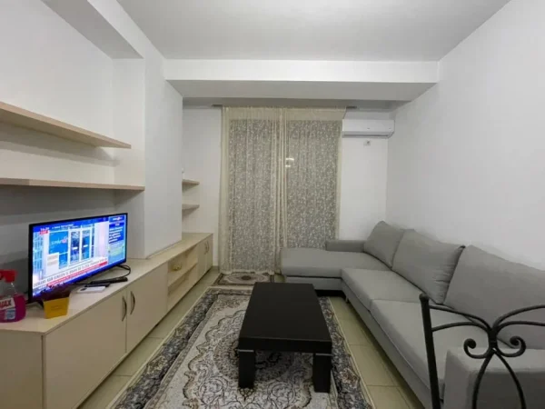 Tirane, jepet me qera apartament 1+1 Kati 4, 64 m² 450 € (Prane Hotel Marinaj.)