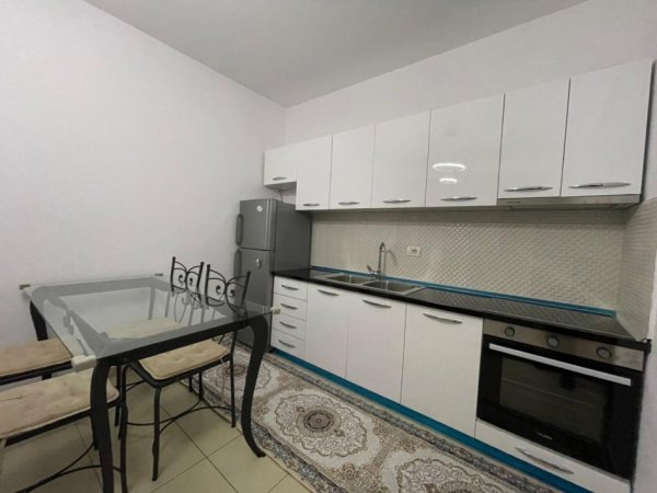 Tirane, jepet me qera apartament 1+1 Kati 4, 64 m² 450 € (Prane Hotel Marinaj.)